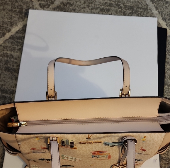 Michael Kors Gilly Large Drawstring Tote And Wallet. Hotel Kors Limited Edition - Picture 14 of 15